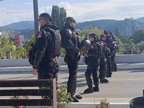 KFOR formirao kordon na sredini ibarskog mosta, parkirana i blindirana vozila