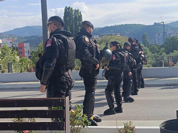 KFOR formirao kordon na sredini ibarskog mosta, parkirana i blindirana vozila