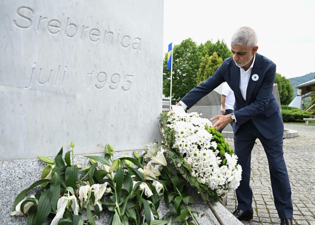 Khan posjetio MC Srebrenica: Ništa me nije moglo pripremiti na ovu patnju