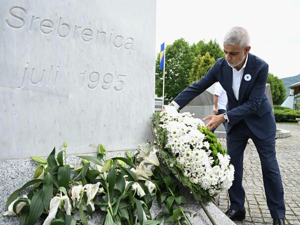 Khan posjetio MC Srebrenica: Ništa me nije moglo pripremiti na ovu patnju
