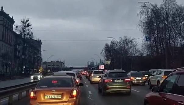 Kijev: Rijeke automobila, ljudi bježe iz grada