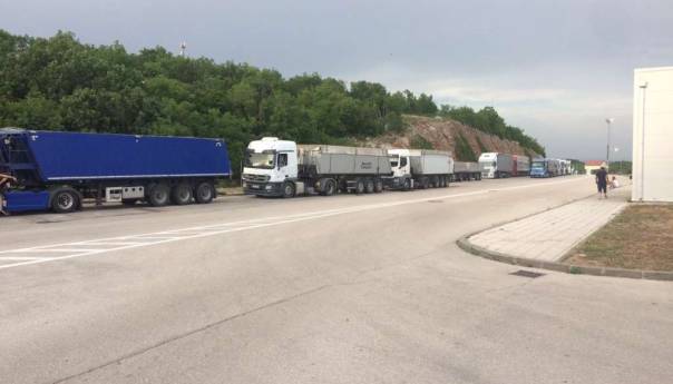 Kilometarska kolona kamiona na Graničnom prijelazu Kamensko