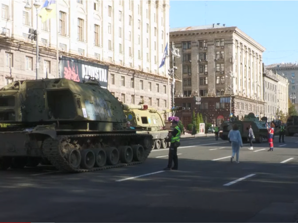 Video: Kilometarska kolona: Ukrajina izložila uništene ruske tenkove