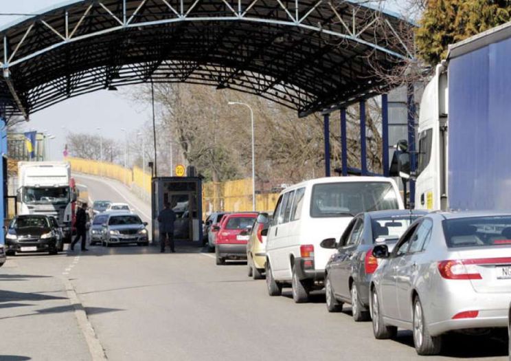 Kilometarske kolone na graničnim prelazima BiH i Hrvatske