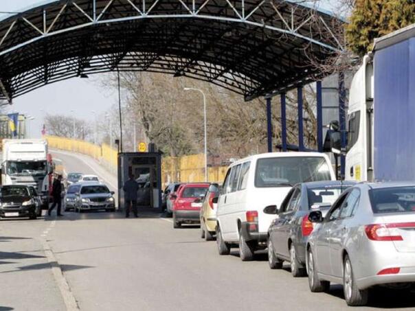 Kilometarske kolone na graničnim prelazima BiH i Hrvatske