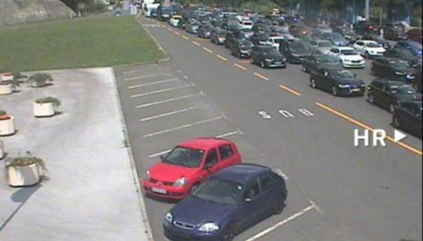 Kilometarske kolone na graničnim prelazima: Turisti "bježe" iz Hrvatske