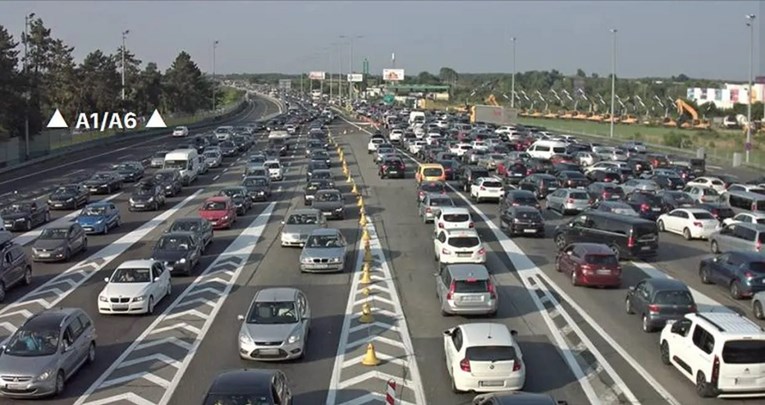 Kilometarske kolone na putevima prema moru