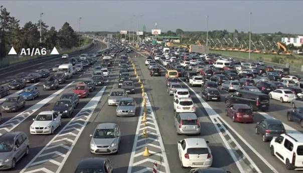 Kilometarske kolone na putevima prema moru