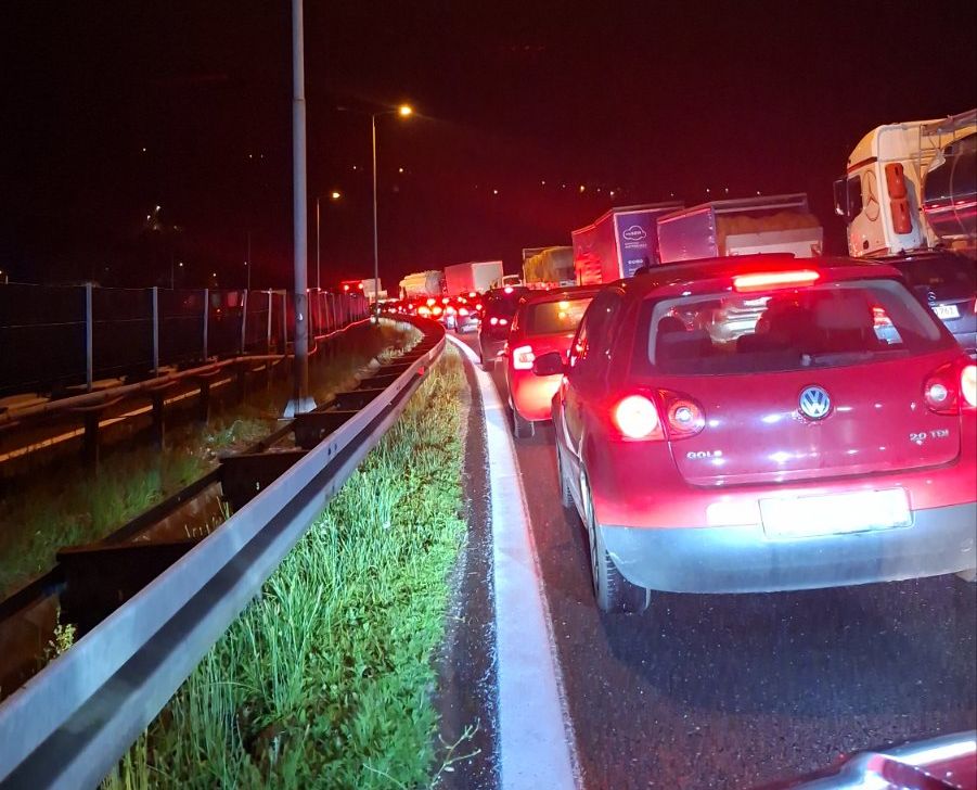 Kilometarske kolone na ulazu u Vogošću zbog sudara, povrijeđene dvije osobe