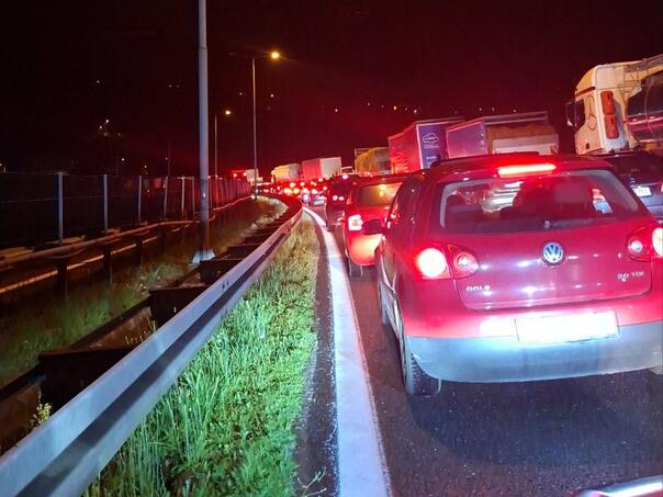 Kilometarske kolone na ulazu u Vogošću zbog sudara, povrijeđene dvije osobe