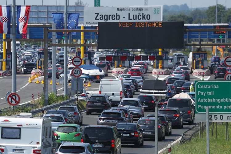 Kilometarske kolone u Hrvatskoj prema moru, gužve i na izlazu iz BiH