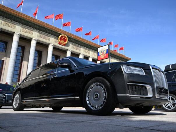 Kim Jong-un provozao automobil koji mu je Putin poklonio