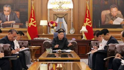 Kim Jong Un s vojnim vrhom najavio zaokret