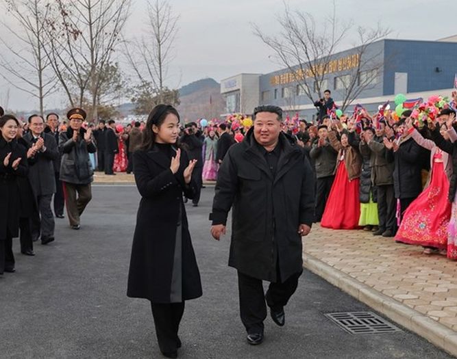 Kim Jong Un se pojavio u javnosti sa ženom koja bi mu mogla biti nasljednica