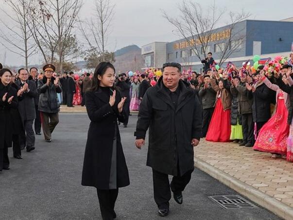 Kim Jong Un se pojavio u javnosti sa ženom koja bi mu mogla biti nasljednica