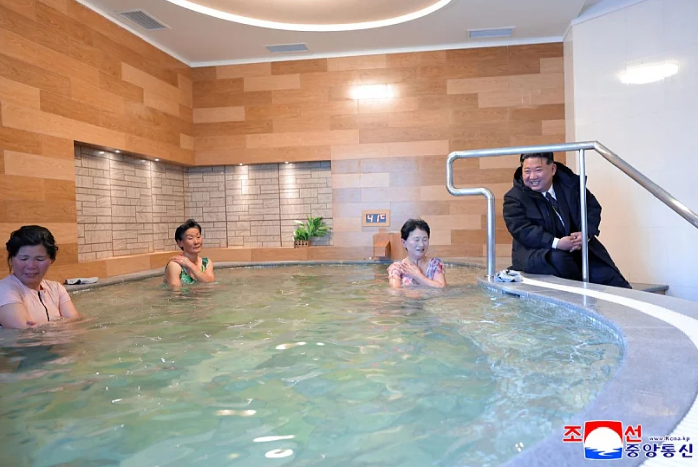 Kim Jong Un sjedi kraj bazena dok se žene kupaju