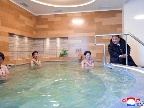 Kim Jong Un sjedi kraj bazena dok se žene kupaju
