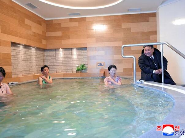 Kim Jong Un sjedi kraj bazena dok se žene kupaju