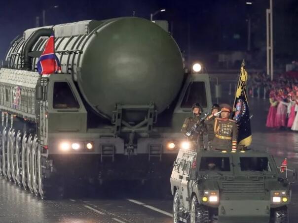 Kim pokazao novu raketu: Sjeverna Koreja obilježila 80 godina Radničke partije