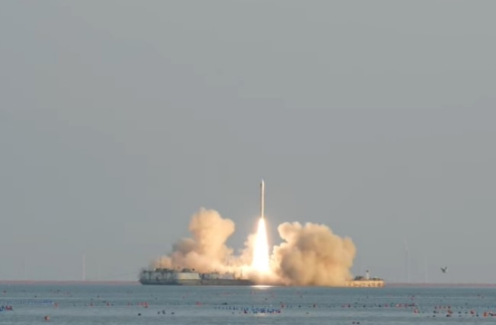 Kina lansirala četiri satelita u svemir s mora