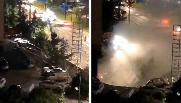 Kina: Rupa progutala 21 automobil