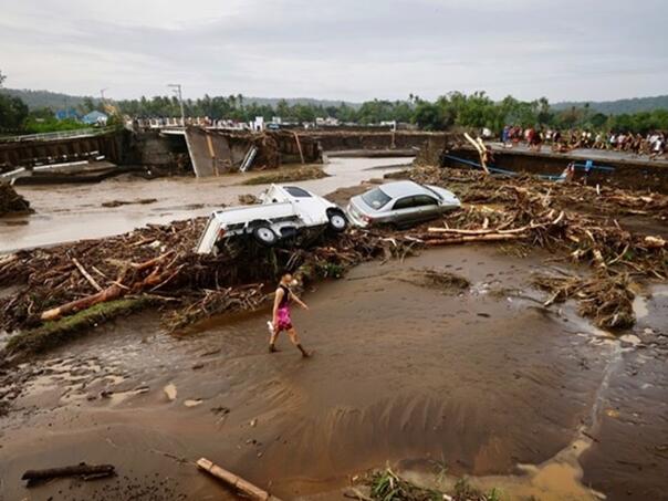 Kina se sprema na udar smrtonosnog tajfuna: 'Brodovi, hitno se vratite u luke'