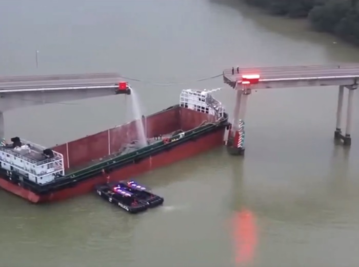 Kina: Teretni brod se zabio u most, poginulo dvoje ljudi