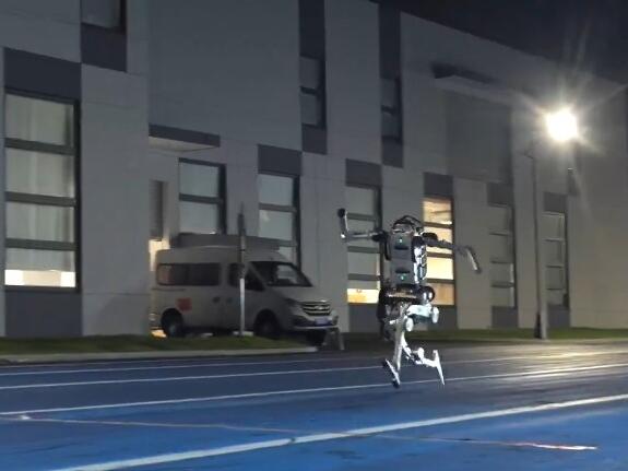 Kineski humanoidni robot "Superman" trči brže od Usaina Bolta