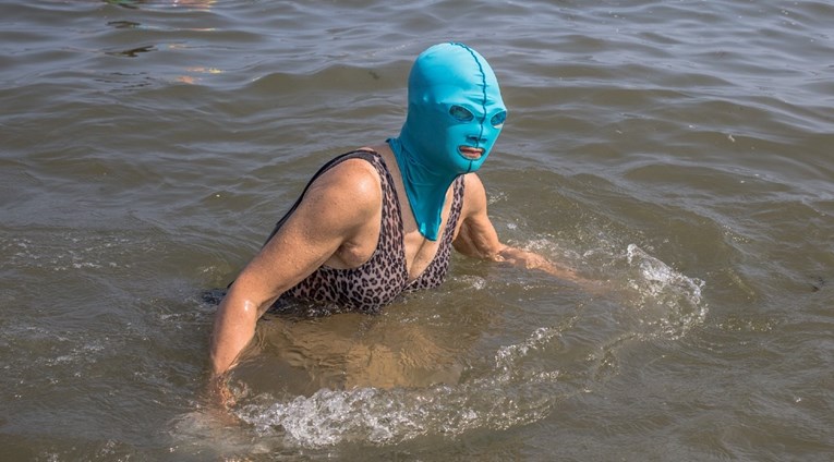 Kinezi luduju za facekinijem: Maske koje štite kožu lica i glave od sunca