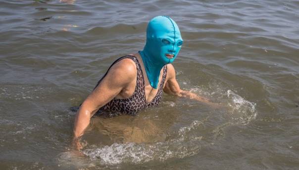 Kinezi luduju za facekinijem: Maske koje štite kožu lica i glave od sunca