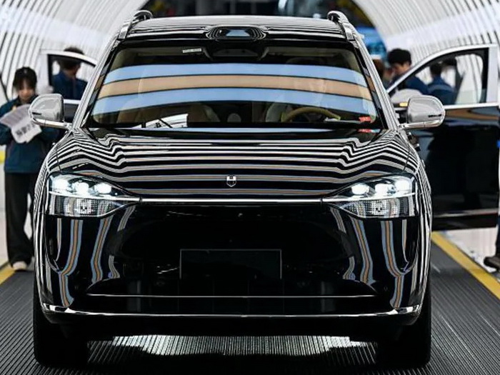 Kinezi otišli korak dalje: Seres predstavio toalet u automobilu