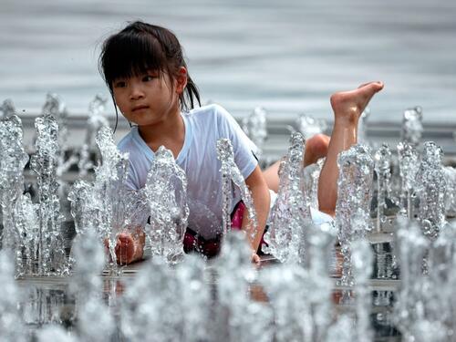 Kini prijeti demografska kriza: Roditeljima će davati 500 eura za malu djecu