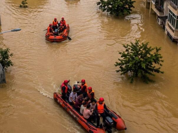 Kinu pogodile velike poplave: Ulice pretvorene u rijeke