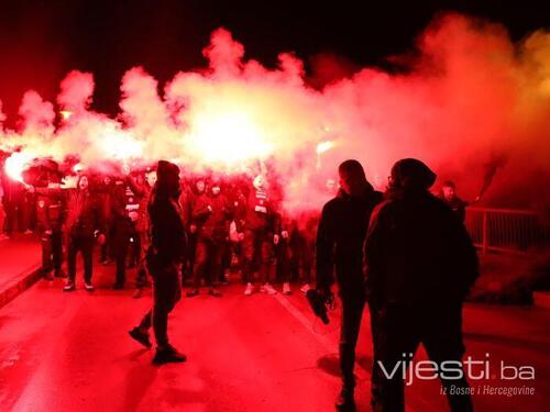 Kipar čeka pakao: BH Fanaticosi uz baklje i pjesmu krenuli ka Bilinom polju