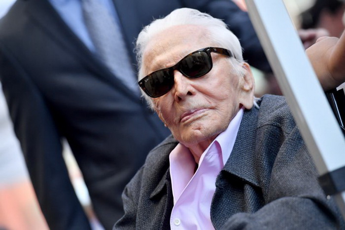 Kirk Douglas većinu nasljedstva donirao u humanitarne svrhe