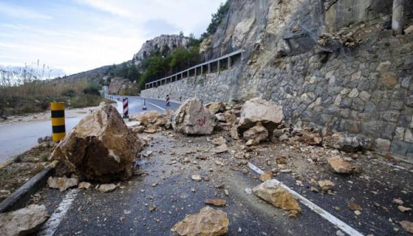 Kiša i mokar kolovoz: Na cestama brojni odroni