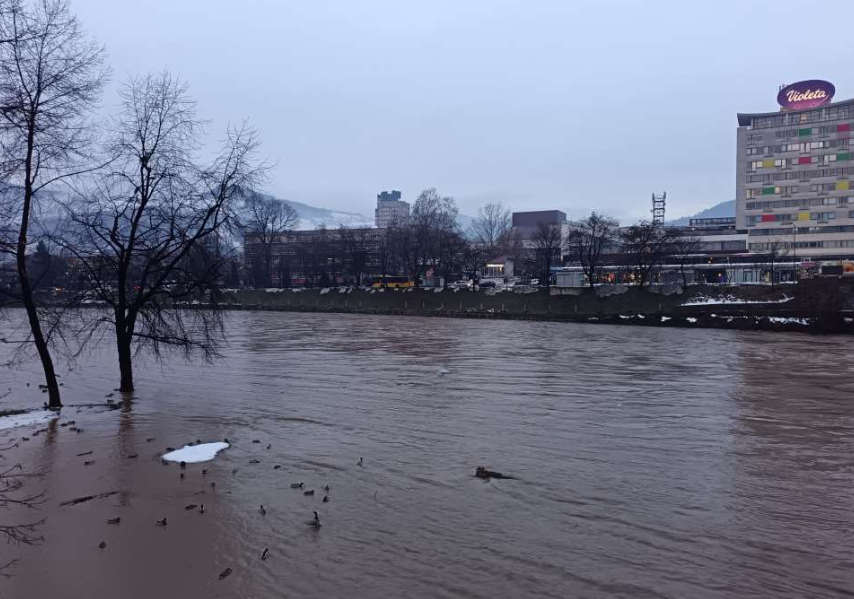 Kiša i topljenje snijega izazvali izlijevanje Bosne, vodostaji u opadanju u ZDK