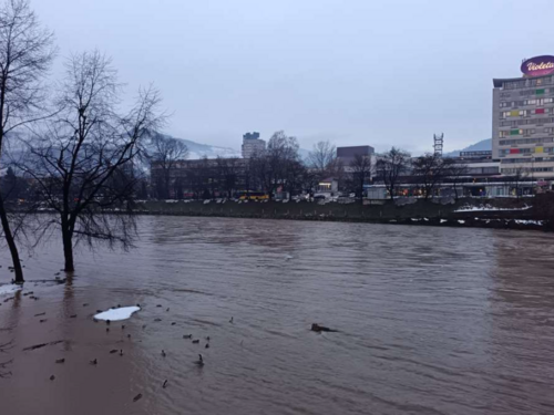 Kiša i topljenje snijega izazvali izlijevanje Bosne, vodostaji u opadanju u ZDK