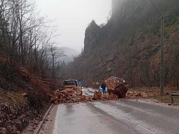 Kiša izazvala odron velike stijene u Han Derventi, izlila se i Miljacka