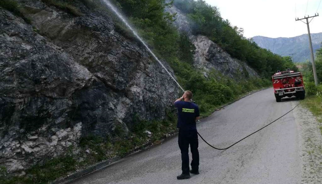 Kiša nije ugasila požar u kanjonu Neretve kod Konjica