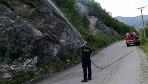 Kiša nije ugasila požar u kanjonu Neretve kod Konjica