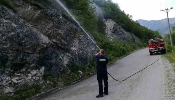 Kiša nije ugasila požar u kanjonu Neretve kod Konjica