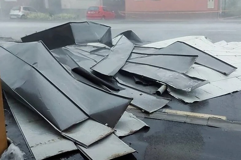 Kiša potopila saobraćajnice u Osijeku, vjetar odnio krov sa zgrade