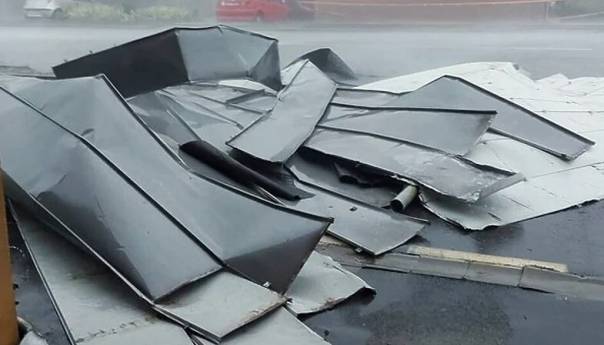 Kiša potopila saobraćajnice u Osijeku, vjetar odnio krov sa zgrade