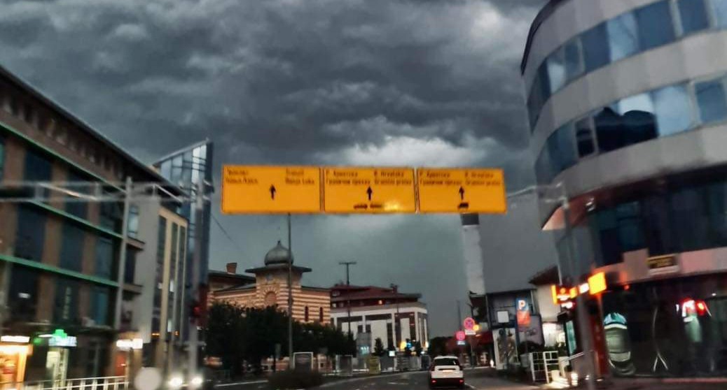 Kiša, vjetar i grmljavina: Olujno nevrijeme stiglo u BiH