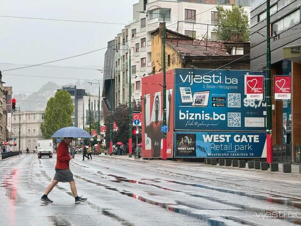 Kišovito jutro u BiH, na vrhovima planina snijeg