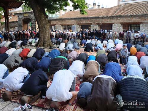Klanjan bajram-namaz u Gazi Husrev-begovoj džamiji u Sarajevu