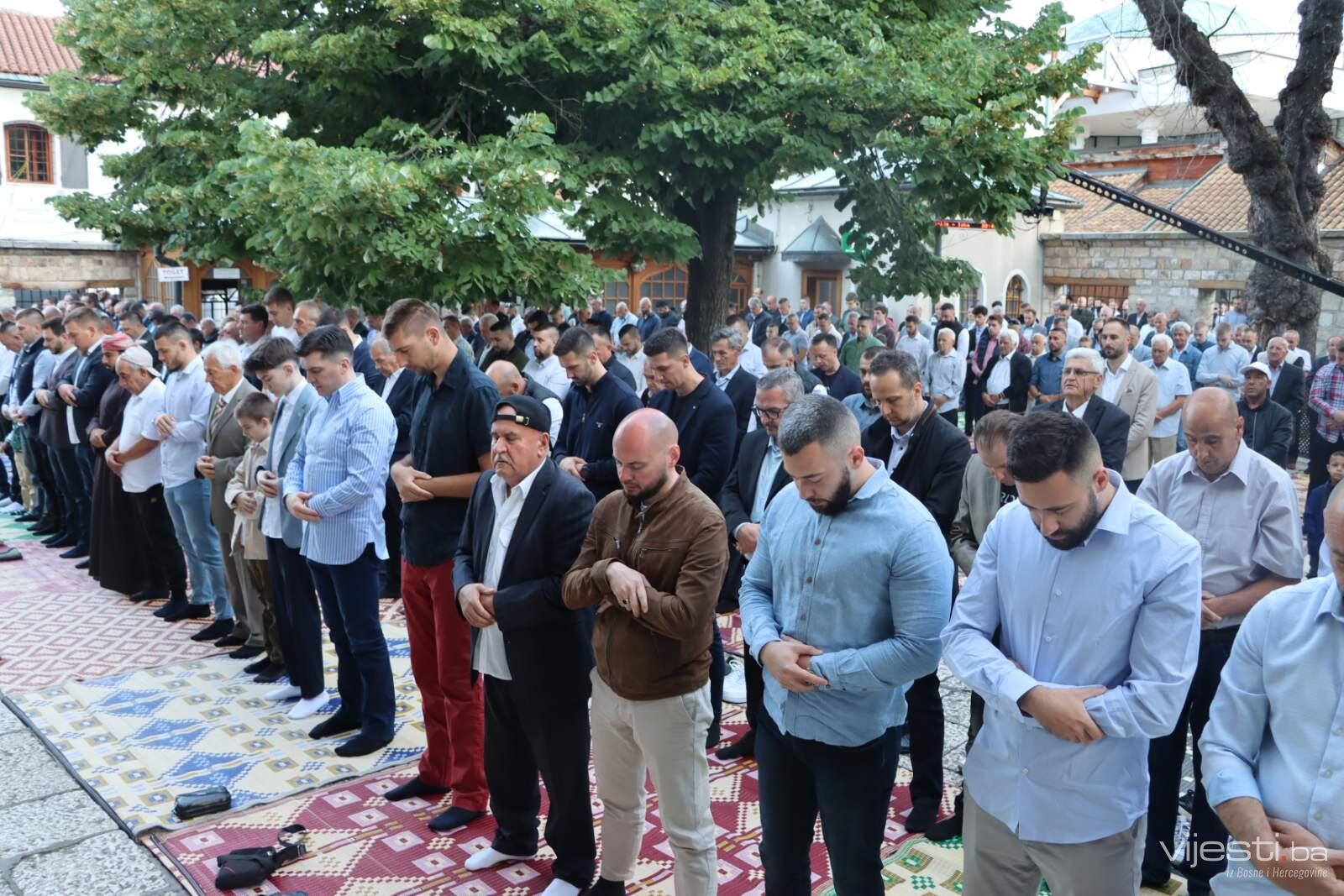 Klanjan bajram-namaz u Gazi Husrev-begovoj džamiji u Sarajevu