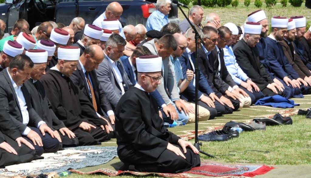 Klanjana 24. kolektivna dženaza na šehidskom mezarju u Gornjoj Kalesiji