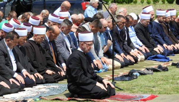 Klanjana 24. kolektivna dženaza na šehidskom mezarju u Gornjoj Kalesiji